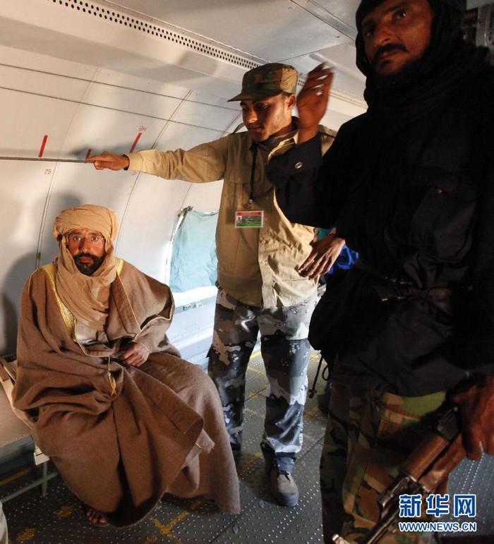 Saif được hộ tống bằng máy bay tới thành phố Zintan, miền bắc Libya